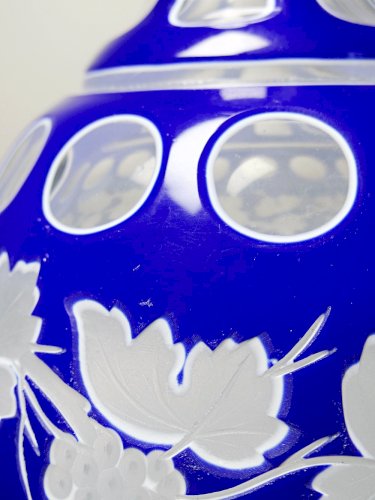 Duo de petits vases cristal "overlay" taillé émail bleu et blanc anciens