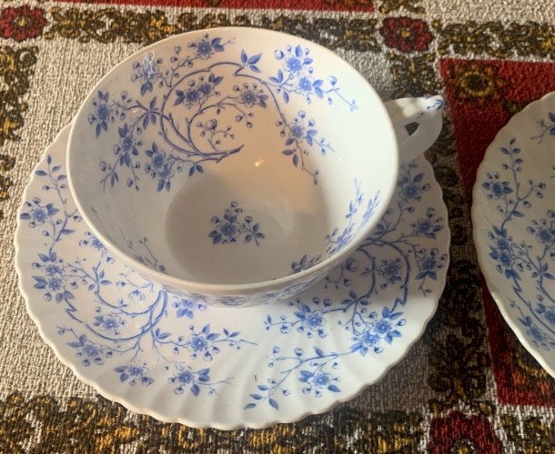 Duo de tasses à chocolat en porcelaine de Sarreguemines XIXe