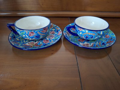 Duo tasses à thé et soucoupes en émaux de Longwy (colorations claires dans les tasses)