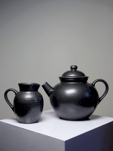 Duo théière boule et pot à lait vintages Grès Village émail noir brillant
