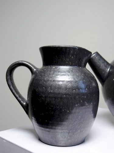Duo théière boule et pot à lait vintages Grès Village émail noir brillant