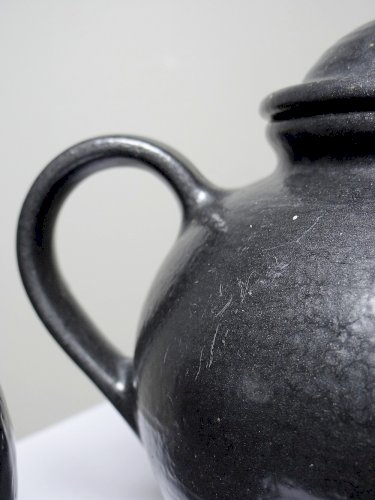 Duo théière boule et pot à lait vintages Grès Village émail noir brillant