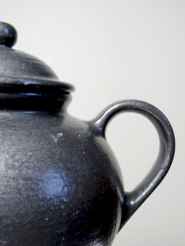 Duo théière boule et pot à lait vintages Grès Village émail noir brillant