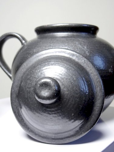 Duo théière boule et pot à lait vintages Grès Village émail noir brillant