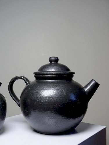 Duo théière boule et pot à lait vintages Grès Village émail noir brillant