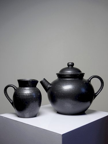 Duo théière boule et pot à lait vintages Grès Village émail noir brillant