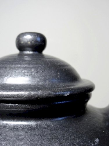 Duo théière boule et pot à lait vintages Grès Village émail noir brillant
