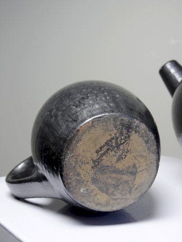 Duo théière boule et pot à lait vintages Grès Village émail noir brillant