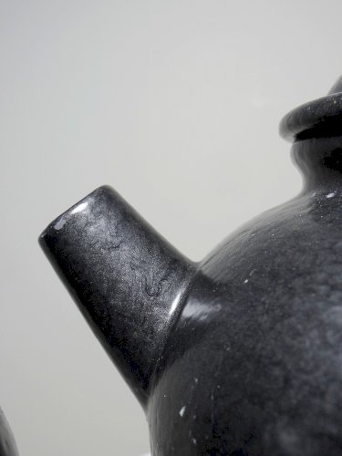 Duo théière boule et pot à lait vintages Grès Village émail noir brillant