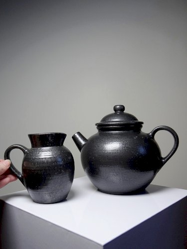 Duo théière boule et pot à lait vintages Grès Village émail noir brillant