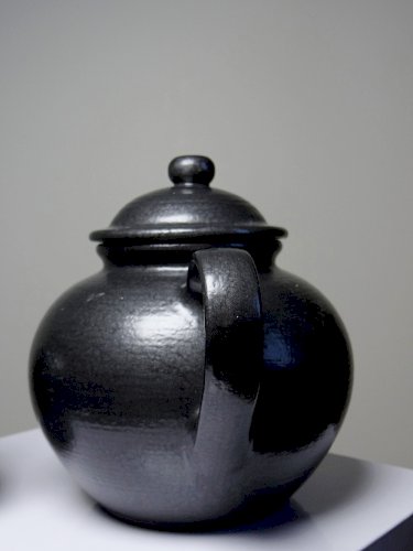 Duo théière boule et pot à lait vintages Grès Village émail noir brillant