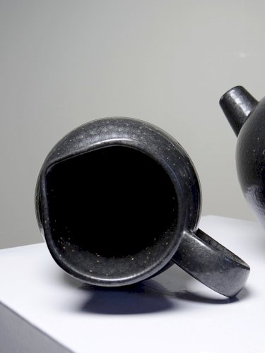 Duo théière boule et pot à lait vintages Grès Village émail noir brillant