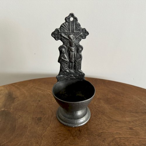 e?Bénitier en étain XVIIIe représentant le Christ en croix poinçon M3518