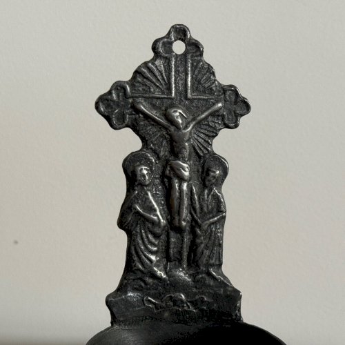 e?Bénitier en étain XVIIIe représentant le Christ en croix poinçon M3518