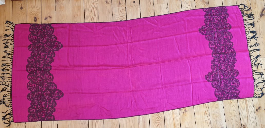 Echarpe douce 165 X 70 rose aux motifs de roses