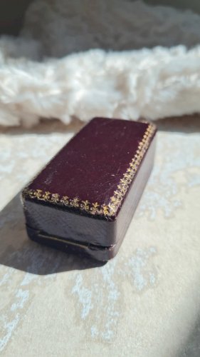 Ecrin ancienne boite pour bijoux collier et pendentif