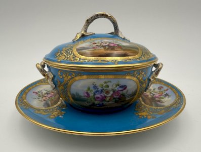 écuelle à Bouillon En Porcelaine Tendre De Sèvres