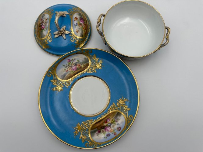 écuelle à Bouillon En Porcelaine Tendre De Sèvres