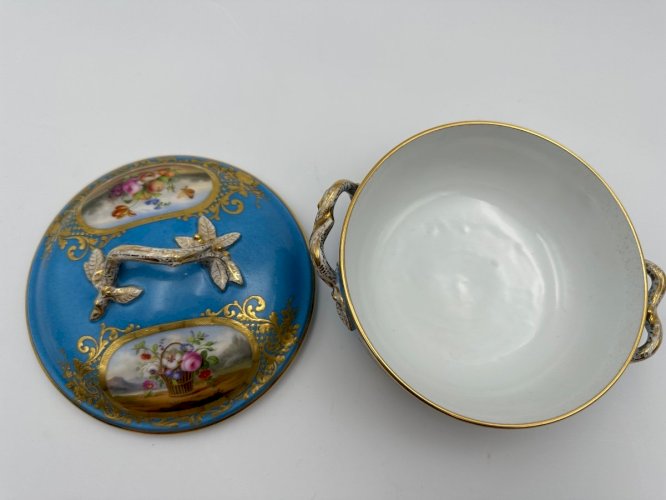 écuelle à Bouillon En Porcelaine Tendre De Sèvres