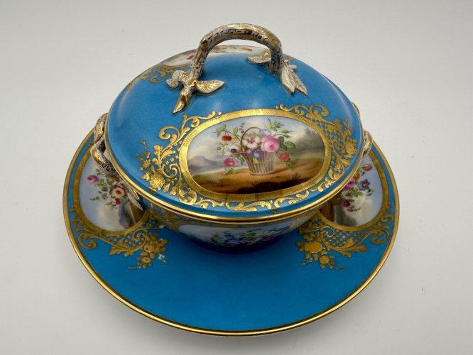 écuelle à Bouillon En Porcelaine Tendre De Sèvres