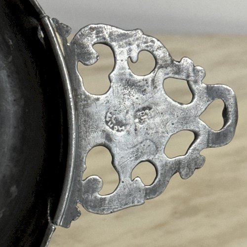 Écuelle en étain XVIIe avec prises M3982