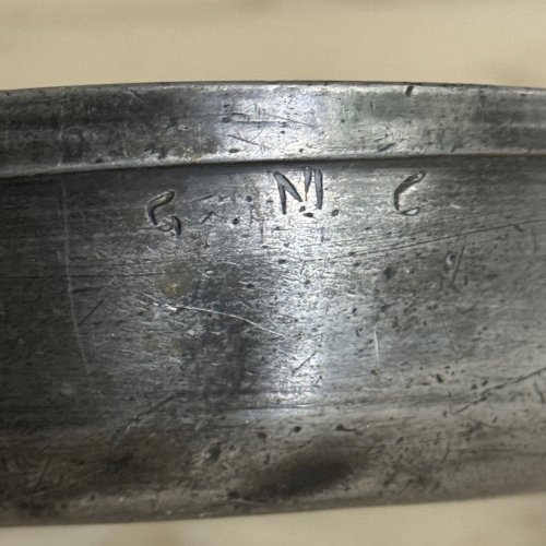 Écuelle en étain XVIIe avec prises M3982