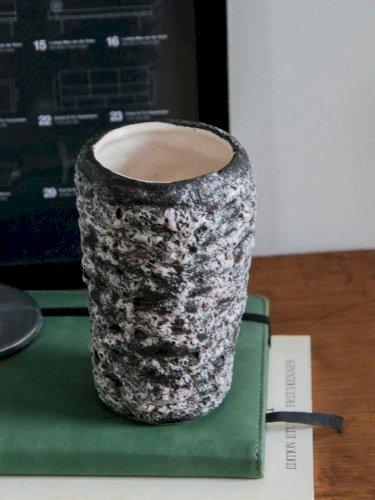 Edmond, le vase en Fat Lava N°70