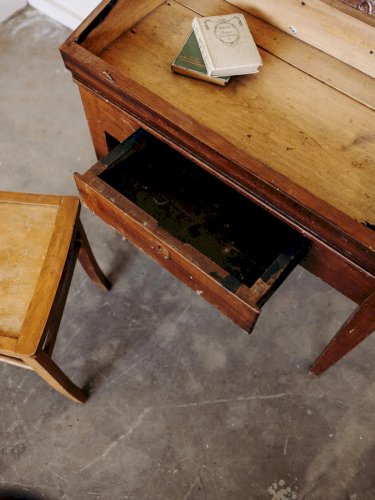 Edouard, le pupitre en bois foncé N°523