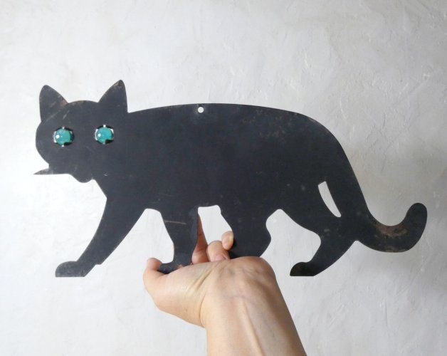 effaroucheur d'oiseaux chat noir yeux de verre