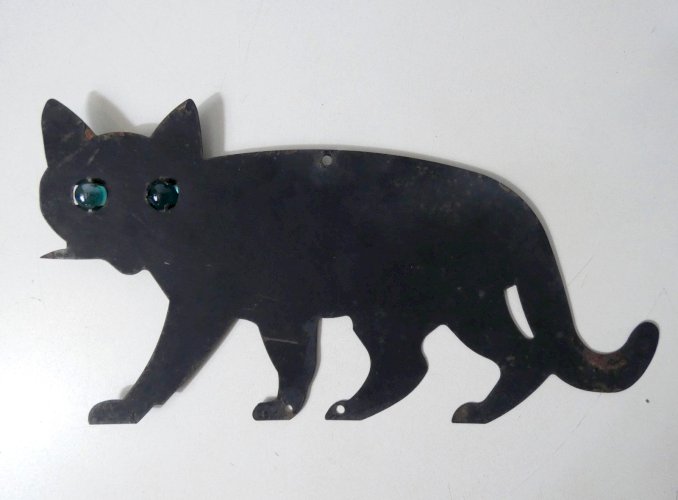 effaroucheur d'oiseaux chat noir yeux de verre