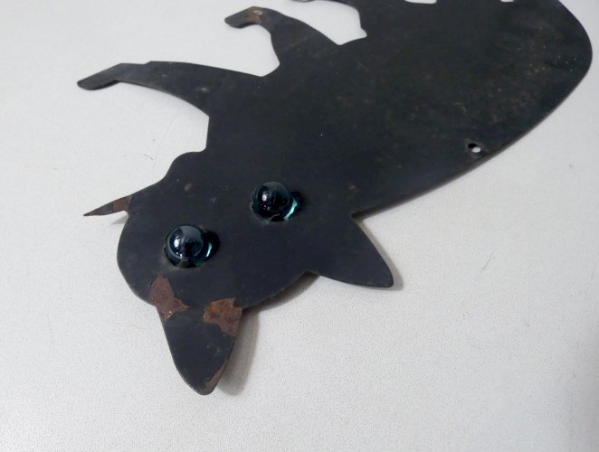 effaroucheur d'oiseaux chat noir yeux de verre