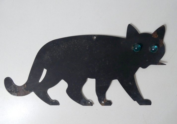 effaroucheur d'oiseaux chat noir yeux de verre