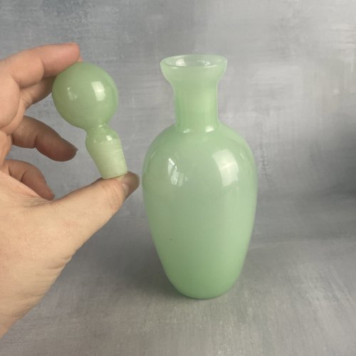 Elégant flacon bouteille verre opaline verte vert d'eau