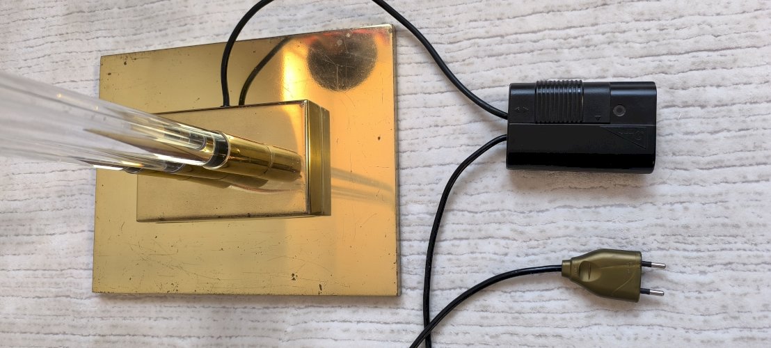✨✨ Magnifique et rare lampadaire Allemand signé VEREINIGTE WERKSTÄTTEN en lucite et laiton ✨✨