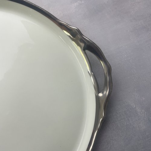 Elégant plat plateau double anses porcelaine blanche et bord argenté MEHUN