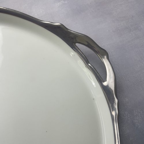 Elégant plat plateau double anses porcelaine blanche et bord argenté MEHUN