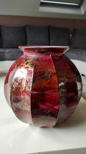 Élégant Vase Boule godronné, en Verrerie D Art laqué, signé Sylvie Montagnon, aux tons polychromes - Décor de Volutes de fumée aux pigments roses à inclusion de poussière d or. Dim 20 x 20 cm