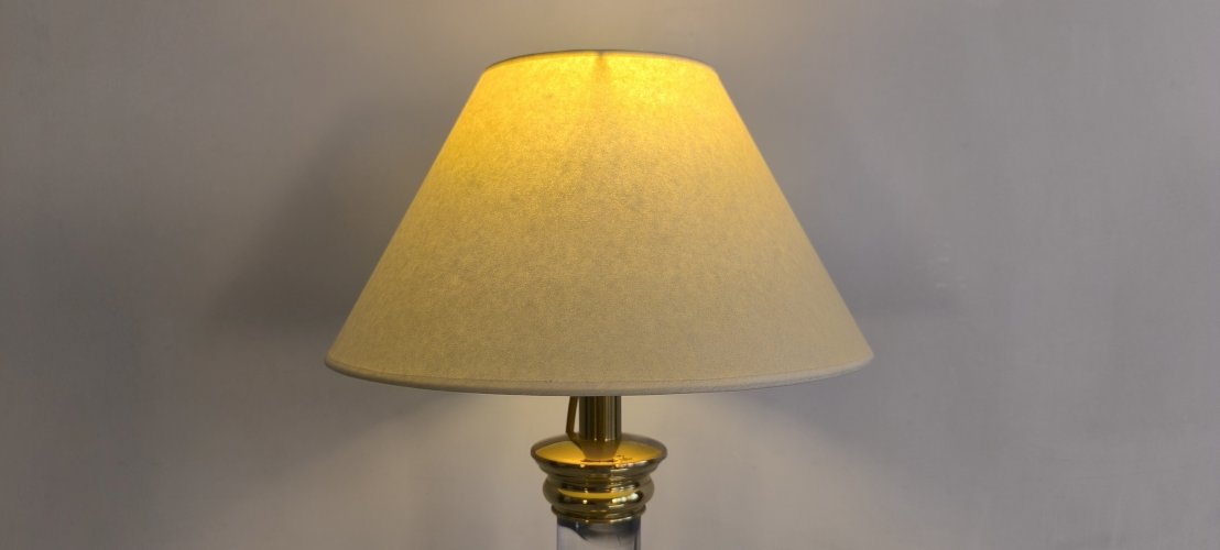 ?✨ Elégante lampe Colonne signée ‘’Le Dauphin’’ vintage 70/80 en altuglas et laiton abat-jour neuf ✨?