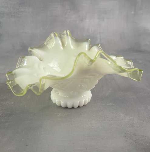 Elégante petite coupe corbeille verre opaline blanche et ouraline uranium