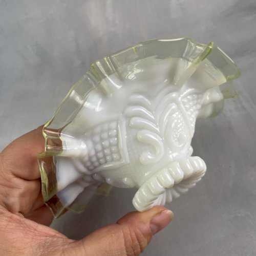 Elégante petite coupe corbeille verre opaline blanche et ouraline uranium