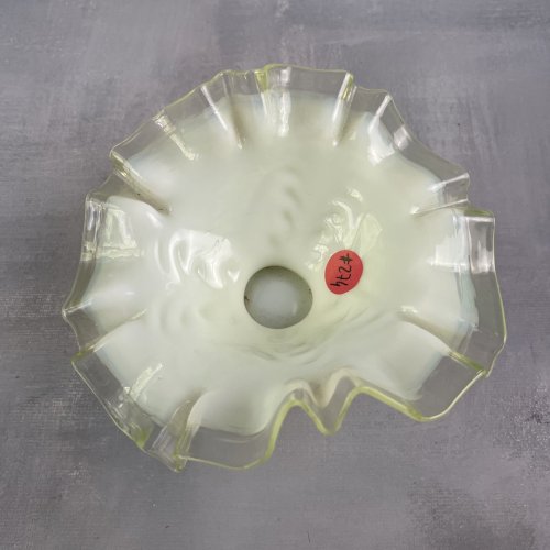 Elégante petite coupe corbeille verre opaline blanche et ouraline uranium
