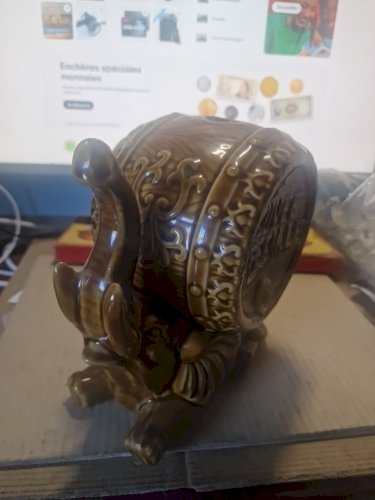 Eléphant en céramique à décor XXe