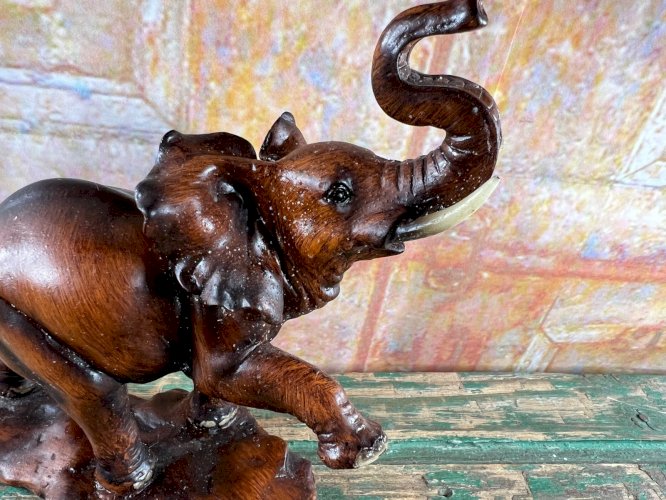 Éléphant vintage en résine imitation bois • Sculpture porte-bonheur trompe levée