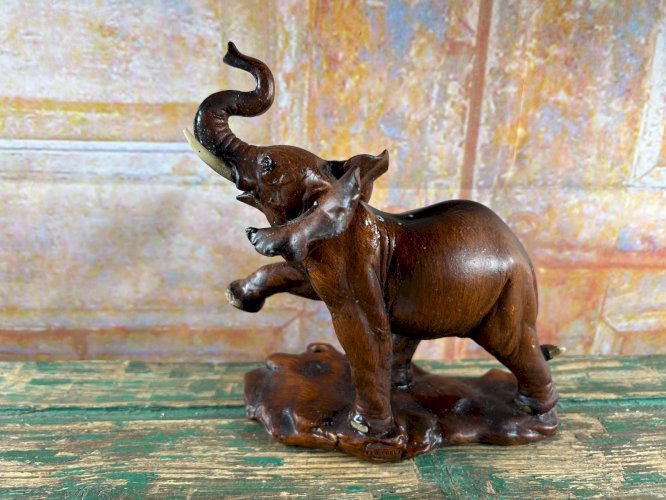 Éléphant vintage en résine imitation bois • Sculpture porte-bonheur trompe levée