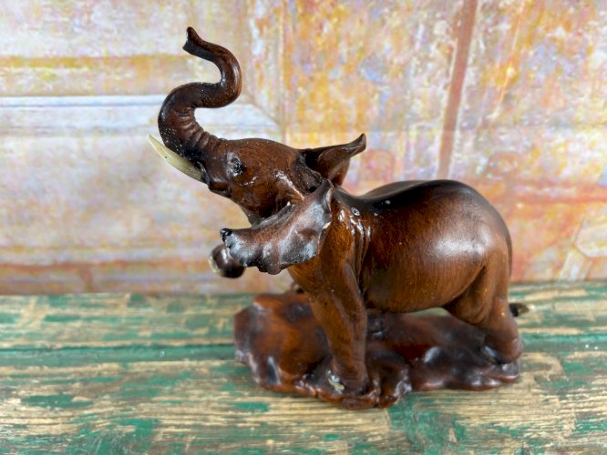 Éléphant vintage en résine imitation bois • Sculpture porte-bonheur trompe levée