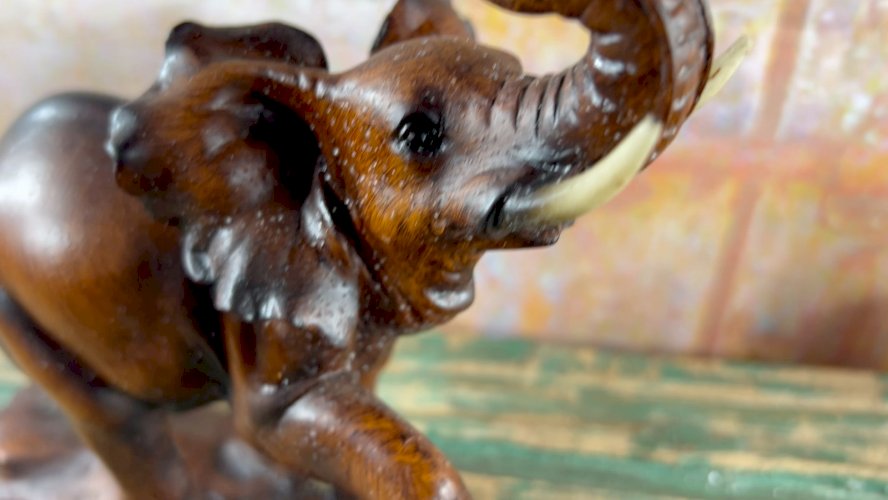 Éléphant vintage en résine imitation bois • Sculpture porte-bonheur trompe levée