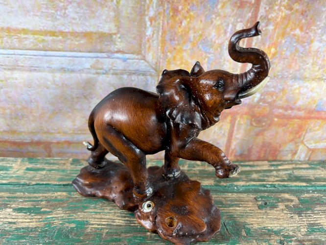 Éléphant vintage en résine imitation bois • Sculpture porte-bonheur trompe levée