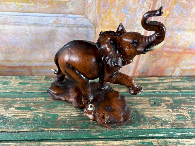 Éléphant vintage en résine imitation bois • Sculpture porte-bonheur trompe levée