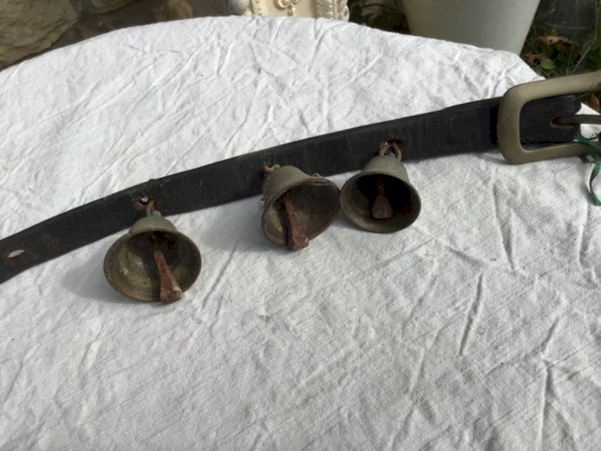 en l'état collier cuir avec petite cloche de berger sonnailles alpage collier 60