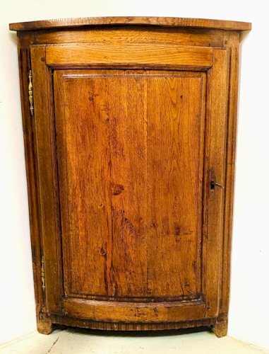 Encoignure demi lune en chene massif XIX siècle